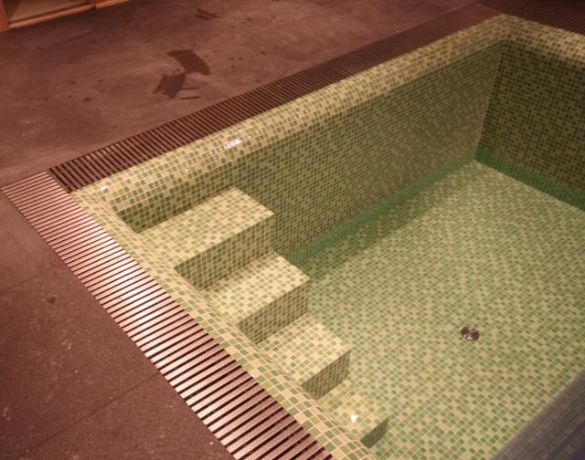 Vnitřní bazén se zelenou mozaikou - detail přeliv