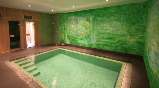 Vnitřní bazén se zelenou mozaikou