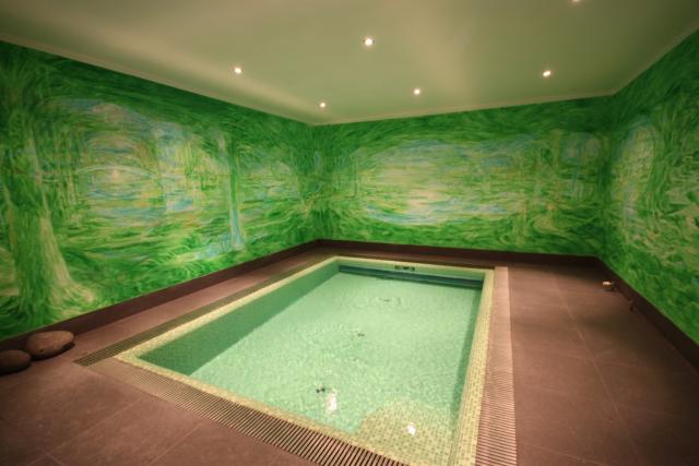 Vnitřní bazén se zelenou mozaikou  s přelivem