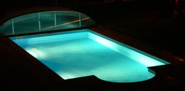 Osvětlený bazén se zastřešením - jednobarevná folie.